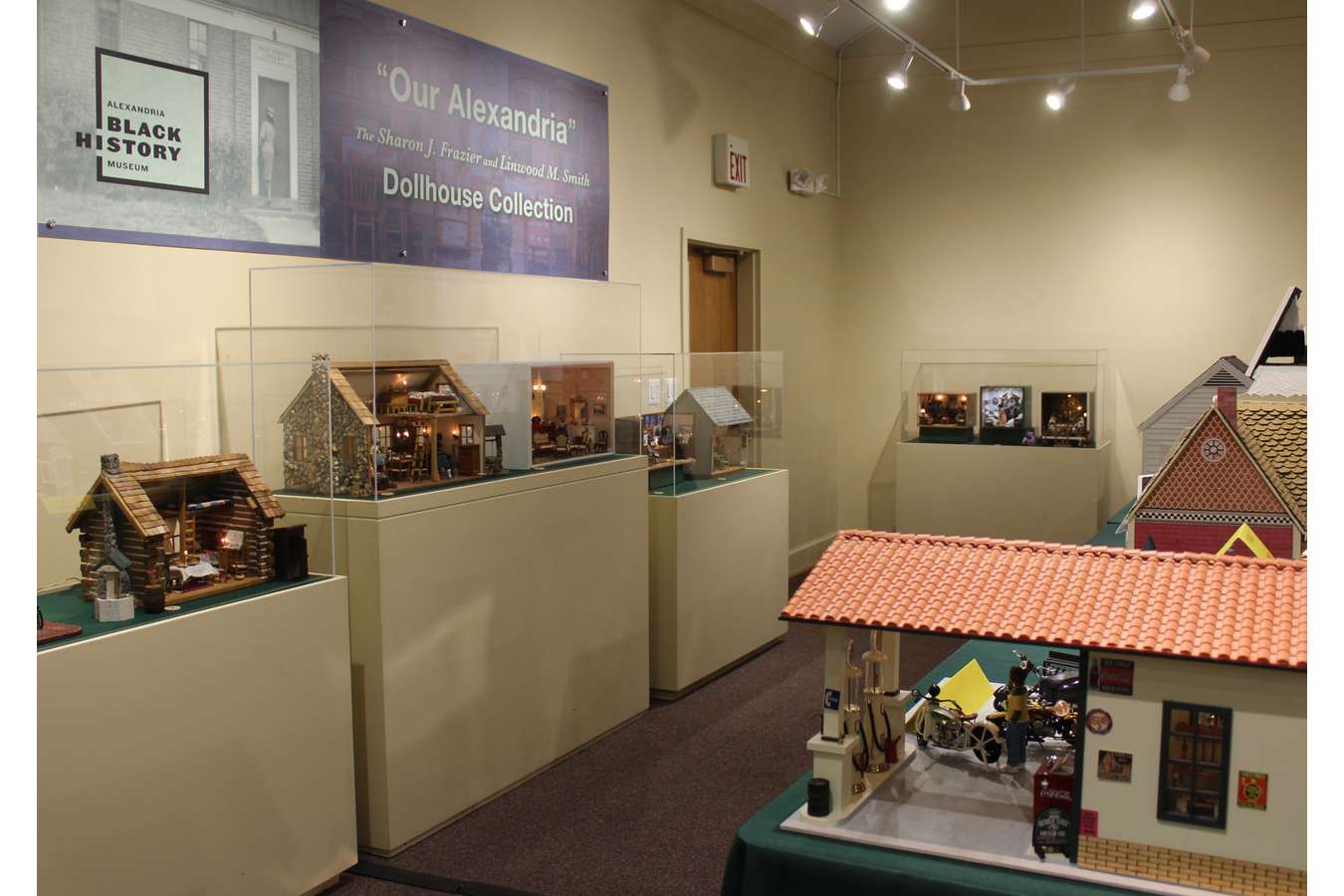 Cases : Thirty Miniature Homes and Building Recreate "Our Alexandria"
